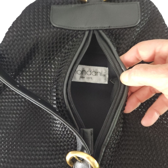 MONDANI New York Black Sling Backpack - Picture 6 of 13